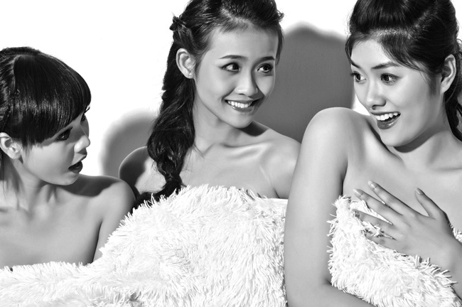 Trương Mỹ Nhân (giữa) hiện đang là học sinh lớp 11 và sở hữu chiều  cao nổi bật 1m78.